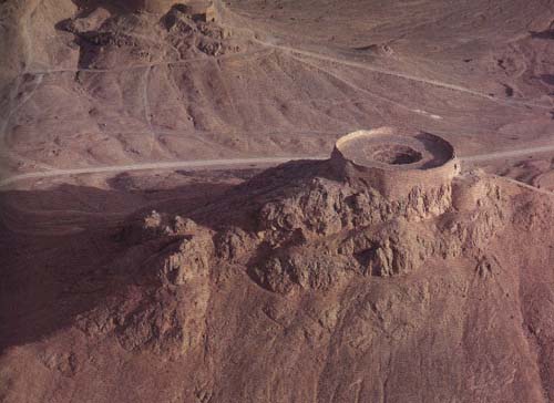 گوردخمه های سنگی در دل کوهستان و غارهای کنده کاری شده در ایران باستان